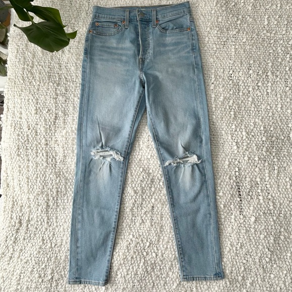 Levi’s Wedgie Skinny Light Wash Blue Jean Size 27 - Picture 2 of 5